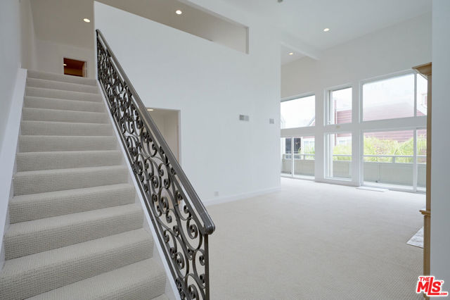 4250 Via Dolce, Marina del Rey CA: https://media.crmls.org/mediaz/61f9426f-45d9-4838-9d51-cbedcf0e2b9f.jpg