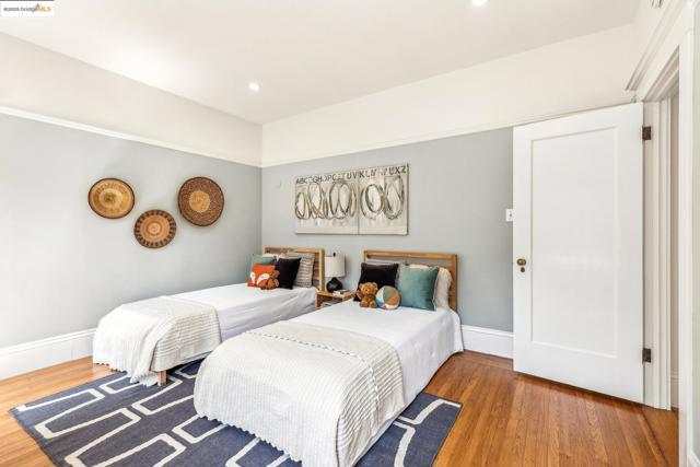 952 Kingston Ave, Piedmont CA: https://media.crmls.org/mediaz/61fb679c-4170-41d0-87c3-f7a1ecdc0d77.jpg