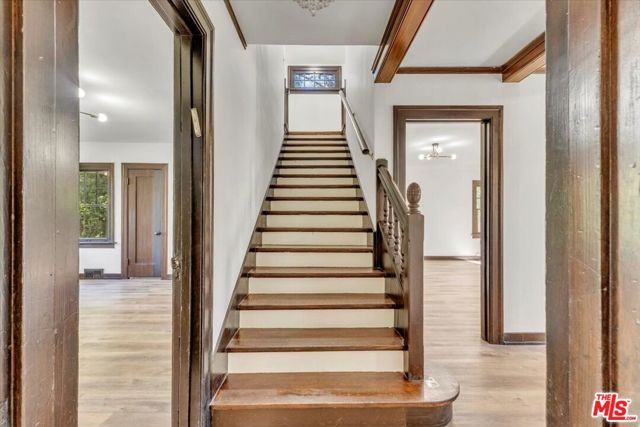 626 N Canon Drive, Beverly Hills CA: https://media.crmls.org/mediaz/61fc7a74-bbac-457c-8052-2aa37dbe5ebc.jpg