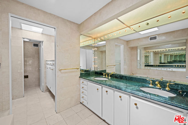357 S El Camino Drive, Beverly Hills CA: https://media.crmls.org/mediaz/61ff0bbe-a8c7-4445-8506-8f8e5a5e6ca8.jpg