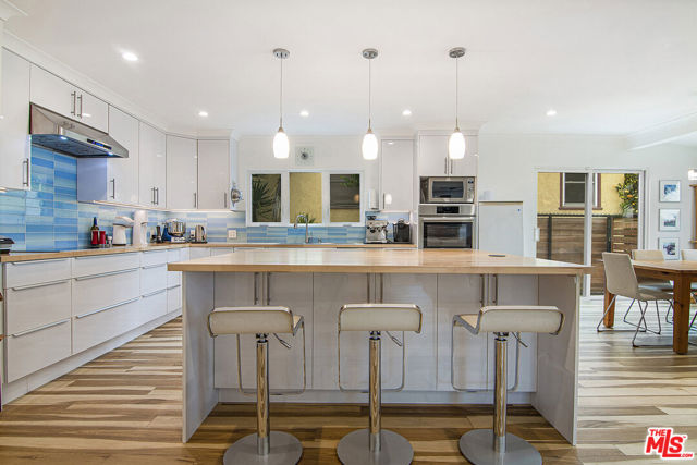 441 W Ellis Avenue, Inglewood CA: https://media.crmls.org/mediaz/61ff6fa8-2a4d-4a8b-863a-9ff34eaa0378.jpg