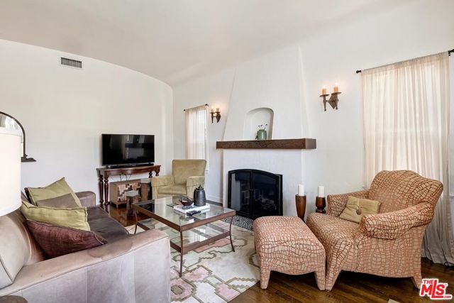 5990 Saturn Street, Los Angeles CA: https://media.crmls.org/mediaz/61ffcde7-2aff-4a53-9d7a-f438bef2e220.jpg
