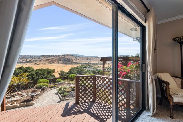 60 Terry Court, Hollister CA: https://media.crmls.org/mediaz/61ffd861-c9a9-4eb1-ae33-a9fdc25d6eae.jpg