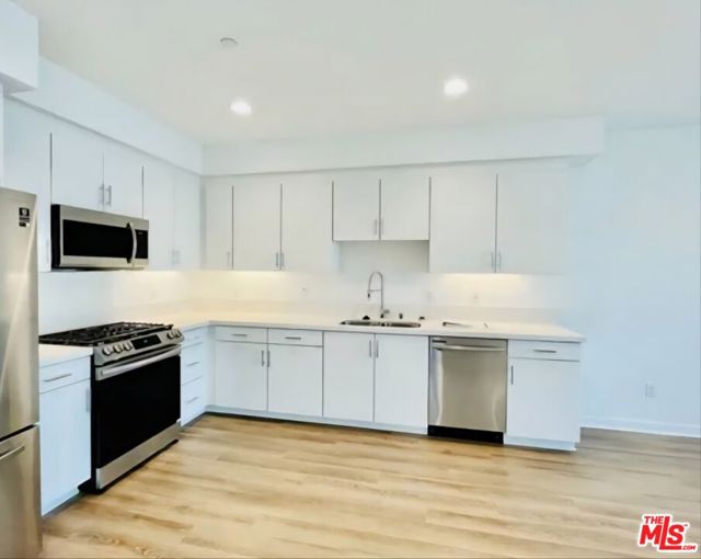 2931 1/2 Denby Avenue, Los Angeles CA: https://media.crmls.org/mediaz/61ffe1db-bf32-4bb5-ac47-6f967e9816dc.jpg
