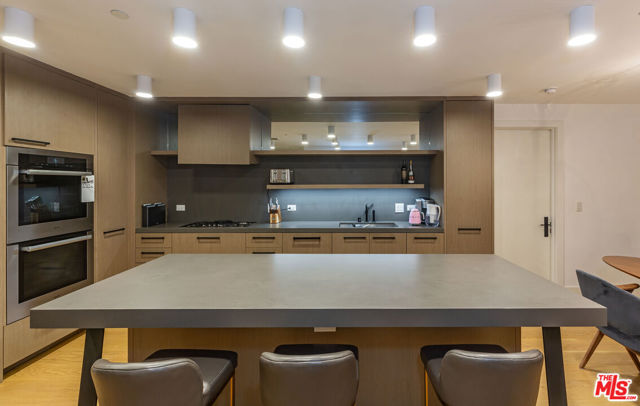 10777 Wilshire Boulevard, Los Angeles CA: https://media.crmls.org/mediaz/620032bc-327e-414b-a3c3-97eab0f2af99.jpg