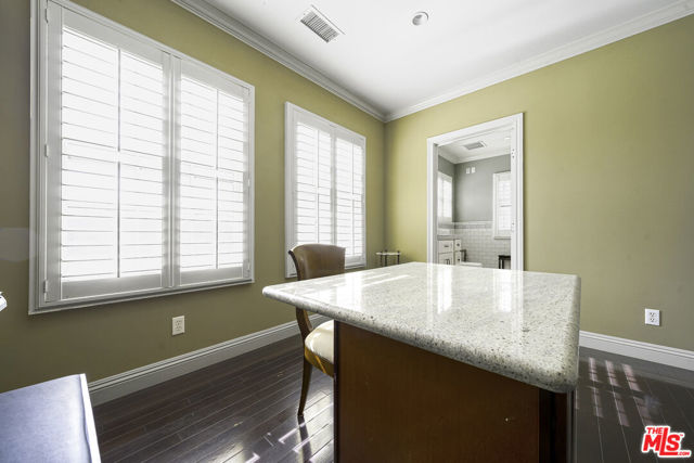 950 S Longwood Avenue, Los Angeles CA: https://media.crmls.org/mediaz/620089a7-9f5d-4b7a-9ff5-27e0dddc4c27.jpg