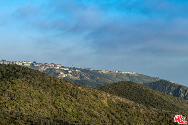 791 Nyes Place, Laguna Beach CA: https://media.crmls.org/mediaz/6200ea18-0dff-465f-9d5d-2f723cdf09f5.jpg