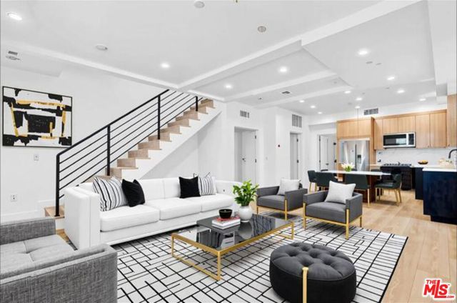 13463 Beach Avenue, Marina del Rey CA: https://media.crmls.org/mediaz/62013974-116c-4ddd-bbed-8423fe1fce8e.jpg
