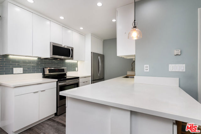 1145 Larrabee Street, 6 photo 3