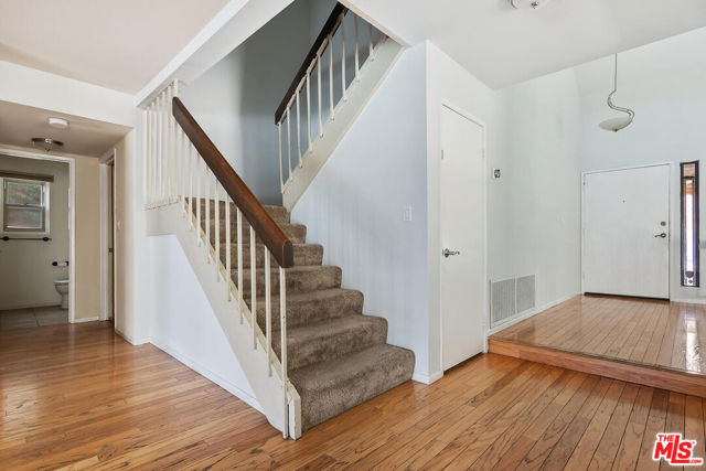 6263 Crebs Avenue, Tarzana CA: https://media.crmls.org/mediaz/620228df-11b3-406e-9c5d-b550f4b64f4e.jpg