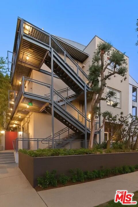 710 N Orlando Avenue, West Hollywood CA: https://media.crmls.org/mediaz/62024340-3f1d-43a7-b1f6-19c53ebeff4a.jpg