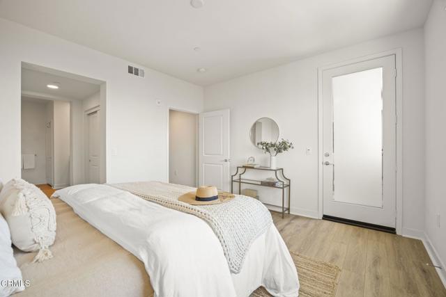2870 Wagon Wheel Road, Oxnard CA: https://media.crmls.org/mediaz/620264d6-031e-42e5-88fc-60b22c4fb55d.jpg