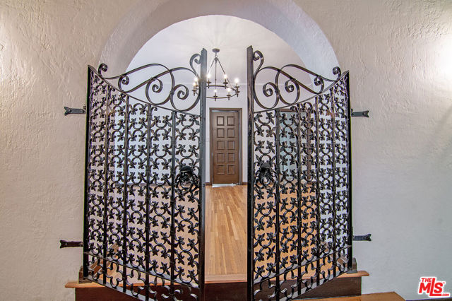 336 N Orange Drive, Los Angeles CA: https://media.crmls.org/mediaz/620284be-448f-4a0a-9a8c-3df80e477faa.jpg