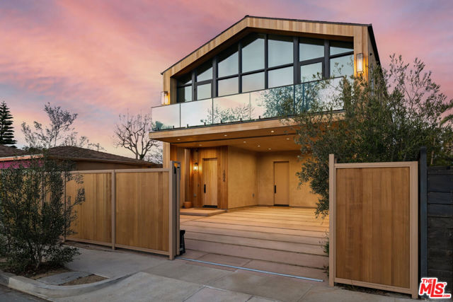 1008 Oakwood Avenue, Venice CA: https://media.crmls.org/mediaz/6202bc1c-7806-49ec-85a4-3953cda6ff31.jpg