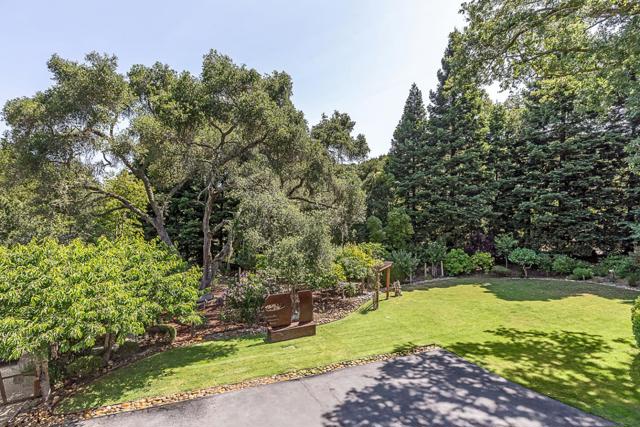 3 Oak Forest Court, Portola Valley CA: https://media.crmls.org/mediaz/6202e624-d1ff-4ba3-b96d-a9bf3e06f399.jpg