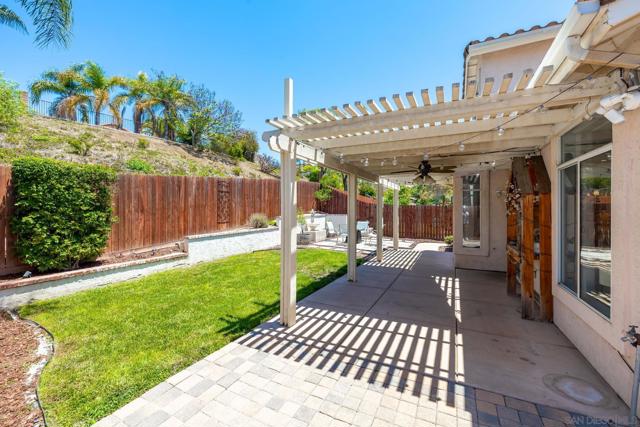 838 Masters Dr, Oceanside CA: https://media.crmls.org/mediaz/6202eccc-78ad-40d4-8858-4d76206f8359.jpg