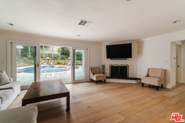 15514 Del Gado Drive, Sherman Oaks CA: https://media.crmls.org/mediaz/6203ab5c-3018-4057-a9ca-65466e925e0a.jpg