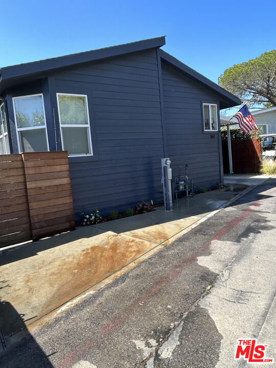 167 Paradise Cove Road, Malibu CA: https://media.crmls.org/mediaz/6203fc70-4eb5-4d10-9fbc-ba695a85d6e5.jpg