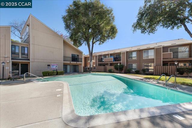 8975 Alcosta Blvd, San Ramon CA: https://media.crmls.org/mediaz/62047407-1577-4174-aa3e-bf10494b6ee4.jpg