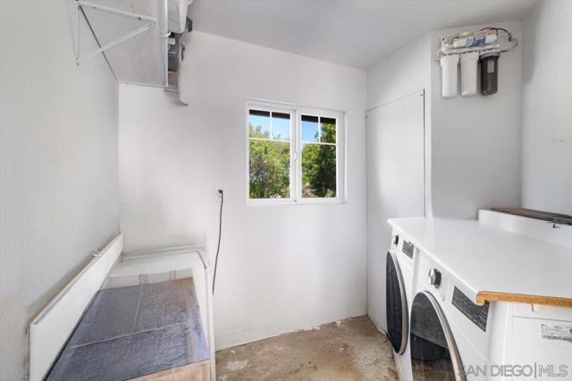 1131 Vale Terrace Dr, Vista CA: https://media.crmls.org/mediaz/6204804b-c245-4a43-91cd-03dae34aac91.jpg