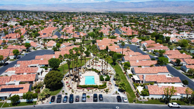 43870 Via Granada, Palm Desert CA: https://media.crmls.org/mediaz/62054189-02a5-4b35-b759-57142b39cf74.jpg