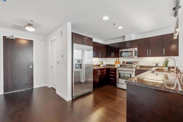 222 Broadway, Oakland CA: https://media.crmls.org/mediaz/6205cb8d-704d-4069-9503-3506b74197c7.jpg