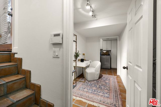 640 N Sweetzer Avenue, Los Angeles CA: https://media.crmls.org/mediaz/6207c48f-9a8c-4ec5-866c-e5ce1806b41b.jpg