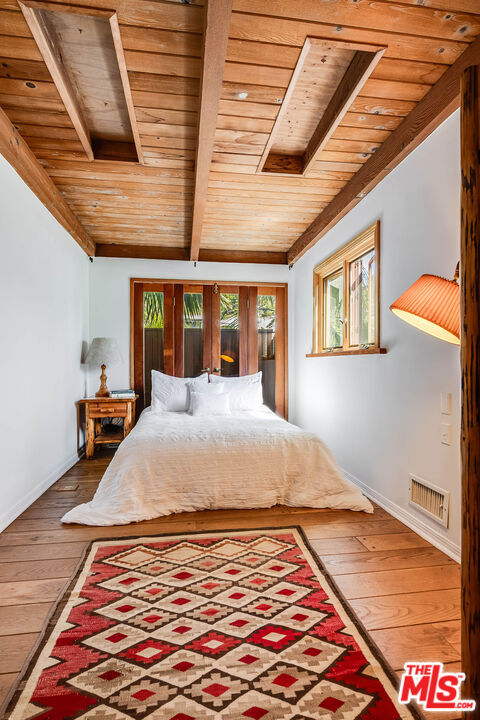 454 E Rustic Road, Santa Monica CA: https://media.crmls.org/mediaz/62087923-895f-47ab-925a-d6eac9af1c44.jpg