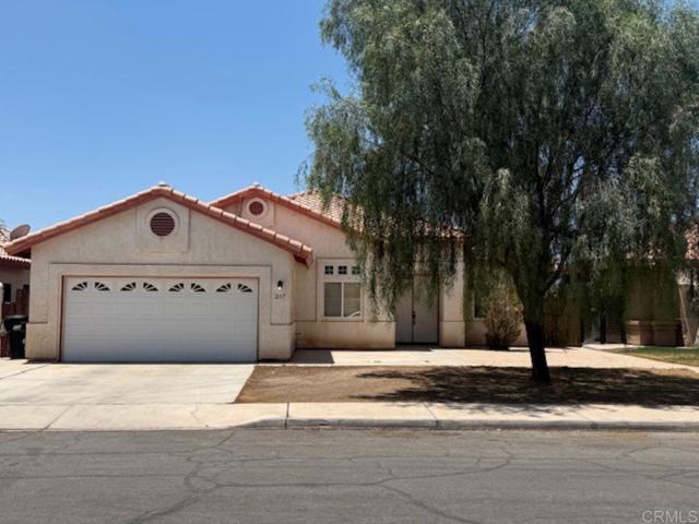 Detail Gallery Image 1 of 37 For 2117 Descanso Dr, Calexico,  CA 92231 - 4 Beds | 2 Baths