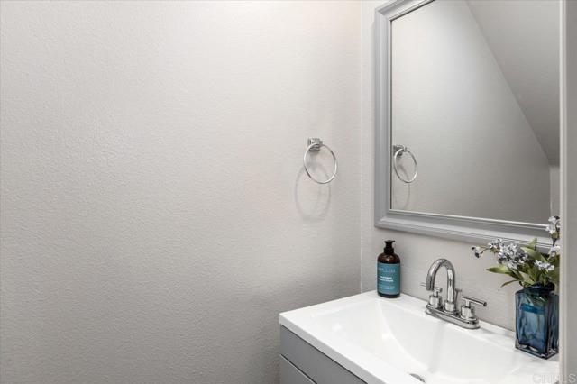 2137 N Mammoth Place, Escondido CA: https://media.crmls.org/mediaz/62094830-da48-4b2d-b0bc-9c3c34f3786b.jpg
