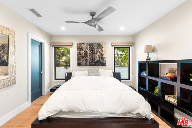 4961 Noeline Avenue, Encino CA: https://media.crmls.org/mediaz/6209b9b1-9a8b-4a07-a23f-5728639cf472.jpg