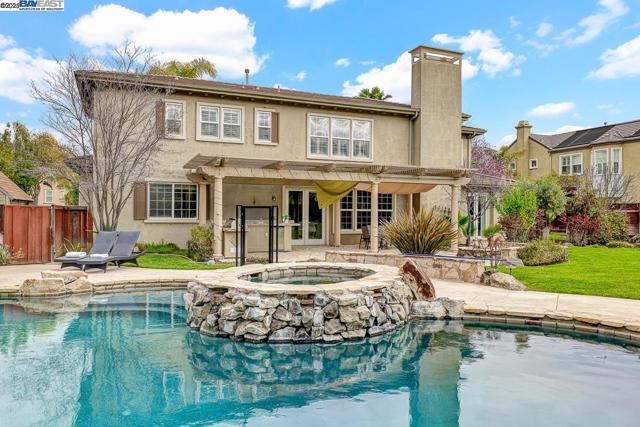 1037 Sunset Creek Ln, Pleasanton CA: https://media.crmls.org/mediaz/6209c303-7921-4f73-8965-f9e88678c24b.jpg