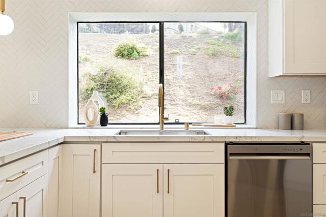 2064 White Birch Dr, Vista CA: https://media.crmls.org/mediaz/620a2a7b-611c-44ef-837e-b95410ff3352.jpg