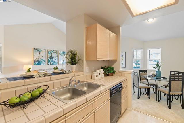 7710 Canyon Meadow Cir, Pleasanton CA: https://media.crmls.org/mediaz/620aaa2c-64b6-4890-bd56-2587d81f223a.jpg