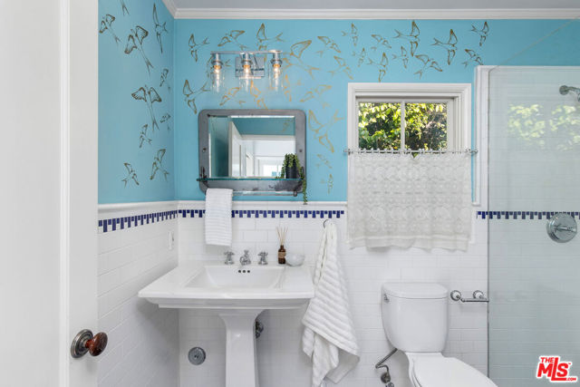 10155 Valley Spring Lane, Toluca Lake CA: https://media.crmls.org/mediaz/620b24d7-6170-4224-8504-2a2cf041a396.jpg