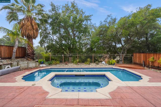 2063 BLUEROCK CT, Concord CA: https://media.crmls.org/mediaz/620bc8e2-7f4b-44ec-aedc-d852617e50e6.jpg