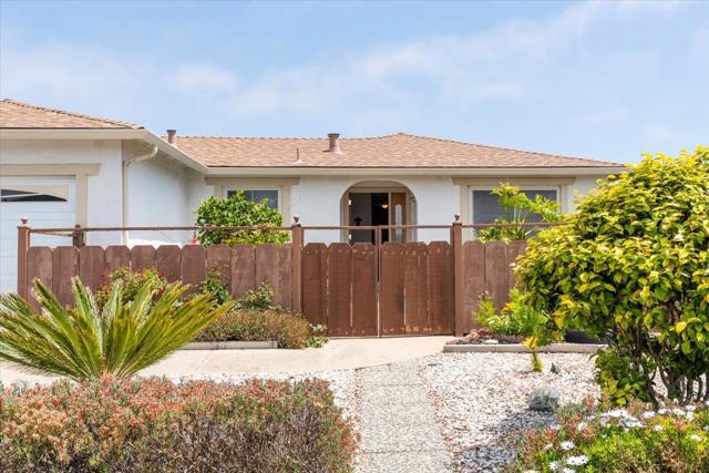137 Silverwood Place, Marina CA: https://media.crmls.org/mediaz/620be41c-23f5-4a42-be08-8808cff92e56.jpg