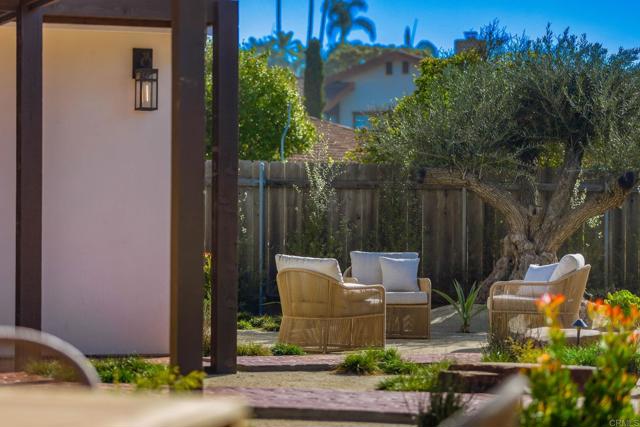 Detail Gallery Image 15 of 39 For 2087 via Ladeta, La Jolla,  CA 92037 - 2 Beds | 2 Baths