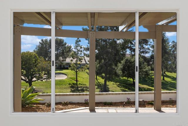 4905 Alicante Way, Oceanside CA: https://media.crmls.org/mediaz/620c22d3-4ba8-4de4-9fa8-175964379a27.jpg