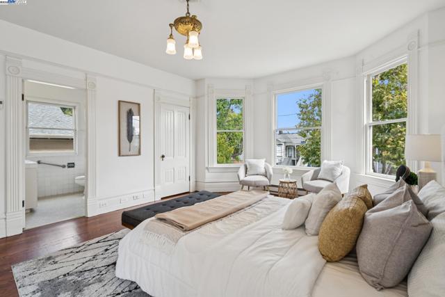 2120 Encinal Ave, Alameda CA: https://media.crmls.org/mediaz/620c90f1-1917-467a-8daf-45716b86da76.jpg