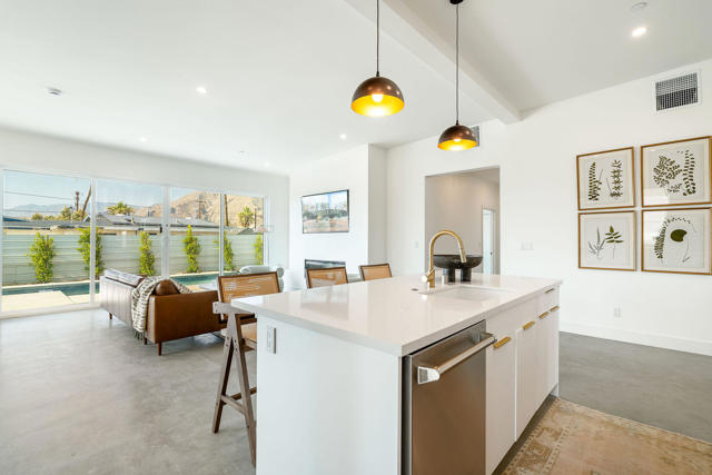 361 W Sunview Avenue, Palm Springs CA: https://media.crmls.org/mediaz/620cb9dc-a243-4593-922c-1affa1e9eebd.jpg