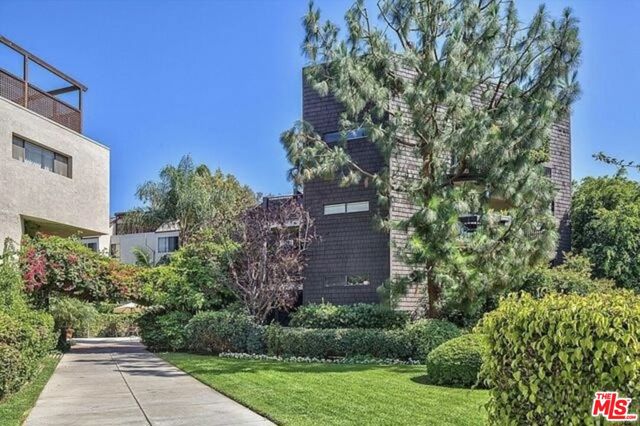 950 N Kings Road, West Hollywood CA: https://media.crmls.org/mediaz/620d37bc-c309-49ba-a25c-12b52e0a05d7.jpg