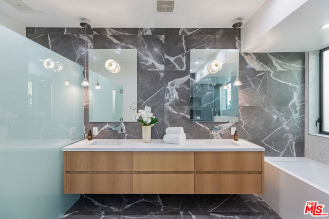 1011 Georgina Avenue, Santa Monica CA: https://media.crmls.org/mediaz/620d4257-190b-47ec-89b7-522418d77dfb.jpg