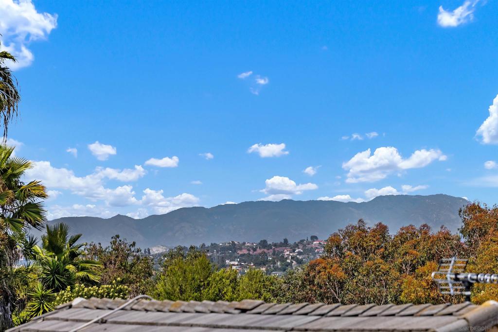 https://media.crmls.org/mediaz/620da902-f78e-40c1-a35f-80381efb7cdc.jpg?preset=X-Large