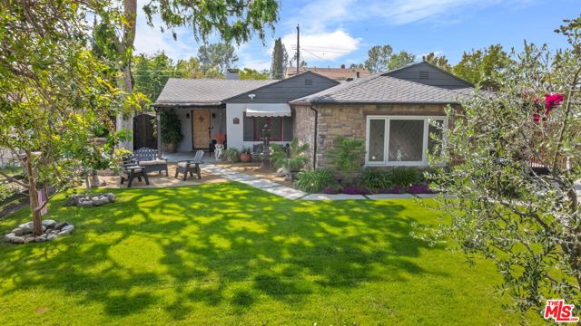 521 S Parish Place, Burbank CA: https://media.crmls.org/mediaz/620db247-ab0e-4c5b-bbae-fcd7e8f9eebd.jpg