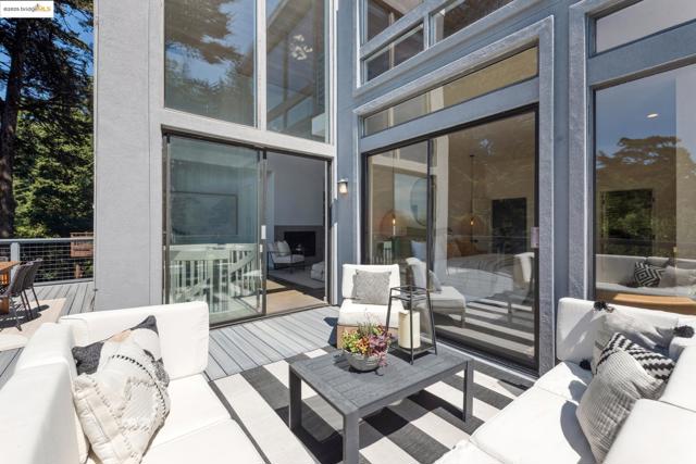 2861 Chelsea Drive, Oakland CA: https://media.crmls.org/mediaz/620dc71b-fc41-410b-be76-940fdb12480c.jpg