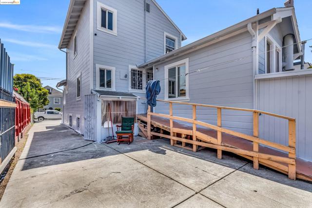 907 39Th Ave, Oakland, California 94601, 4 Bedrooms Bedrooms, ,1 BathroomBathrooms,Single Family Residence,For Sale,39Th Ave,41069340