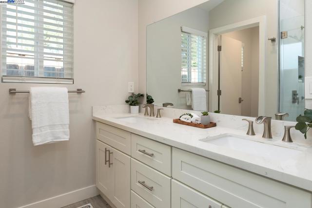 401 Emerson St, Fremont CA: https://media.crmls.org/mediaz/620e06ab-02e4-4d73-aea3-2c4d6a62d228.jpg