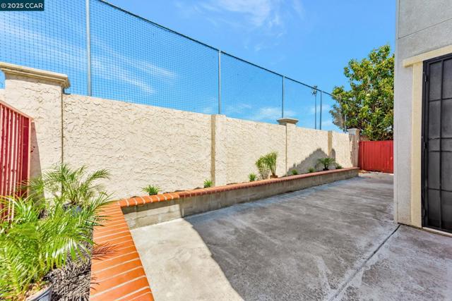 237 Dutra Vernaci Dr, Union City CA: https://media.crmls.org/mediaz/620e0dd9-12e1-4de6-b978-54b8f0c34a62.jpg