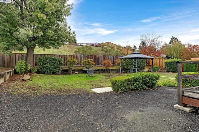 1116 Vista Point Ln, Concord CA: https://media.crmls.org/mediaz/620ea23d-033d-4959-b240-8865c7cb3a90.jpg